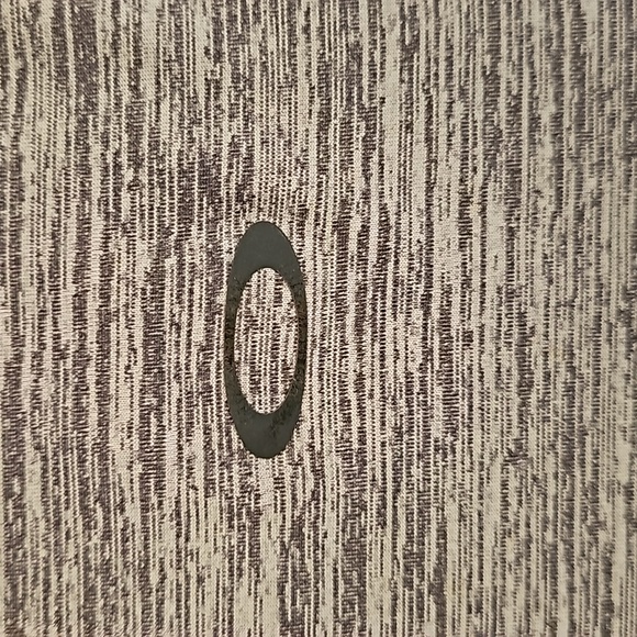 Oakley men's athletic shirt . 100% polyester. Hidden pocket. Size M. Reg fit - Picture 3 of 10